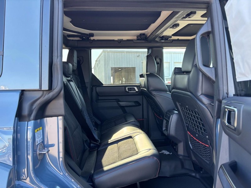 Ford Bronco Vehicle Full-screen Gallery Image 5