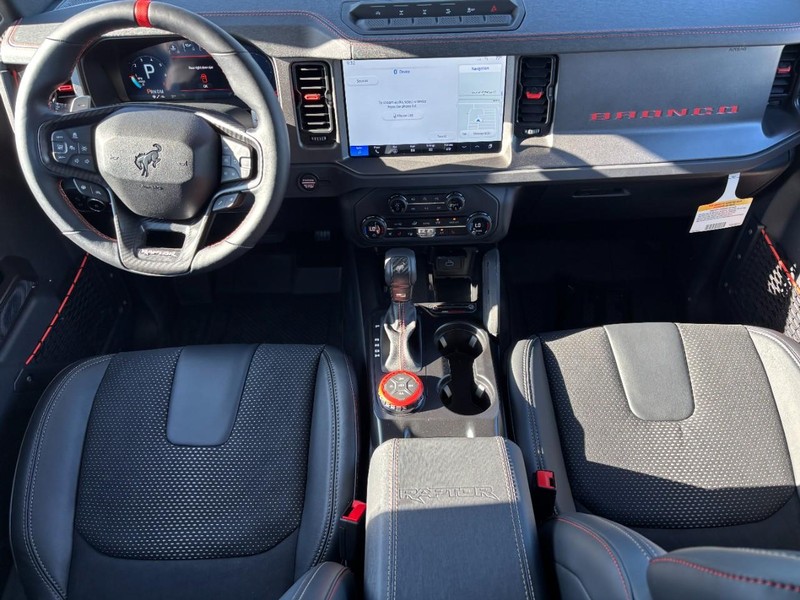 Ford Bronco Vehicle Full-screen Gallery Image 6