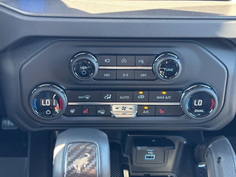 Ford Bronco Vehicle Full-screen Gallery Image 9