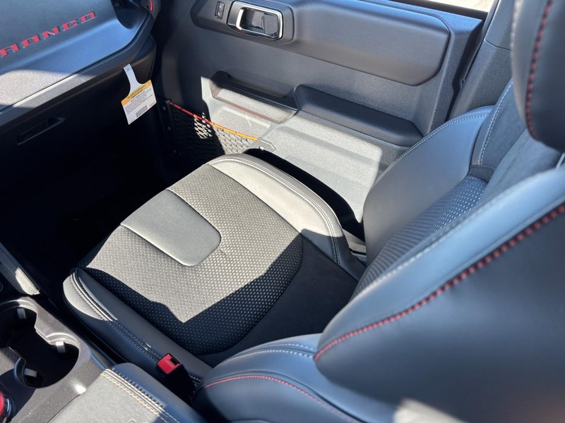 Ford Bronco Vehicle Full-screen Gallery Image 10