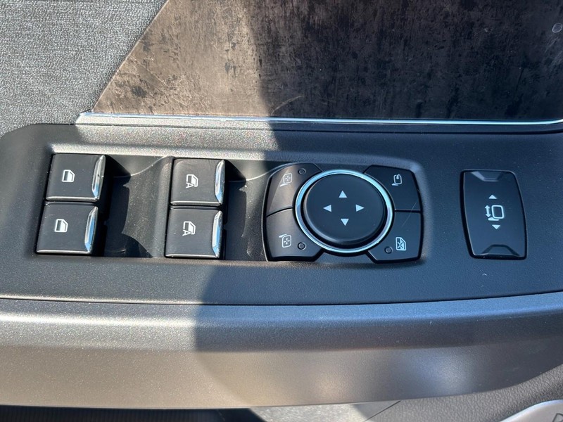 Ford Super Duty F-350 SRW Vehicle Image 21