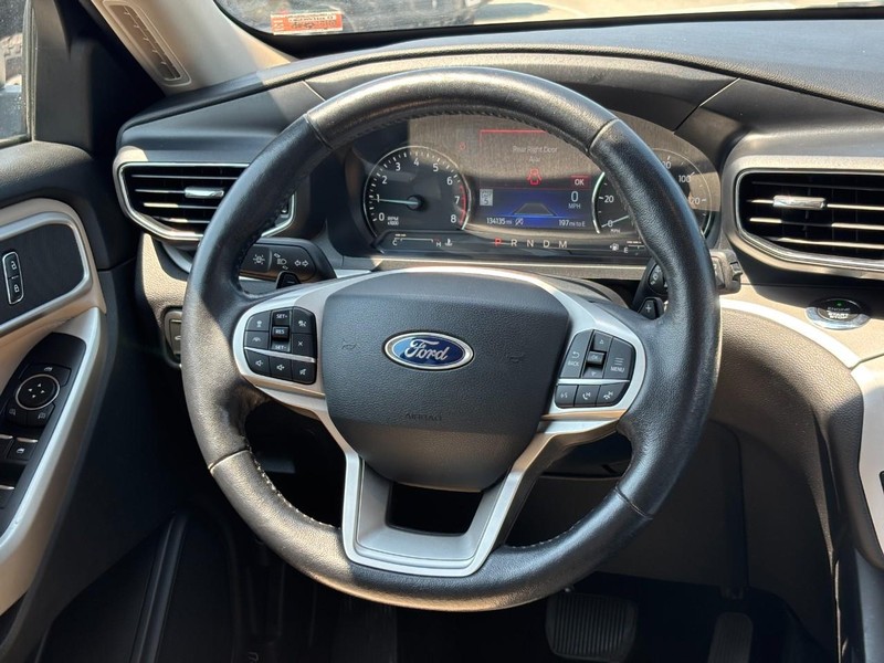 Ford Explorer Vehicle Image 13