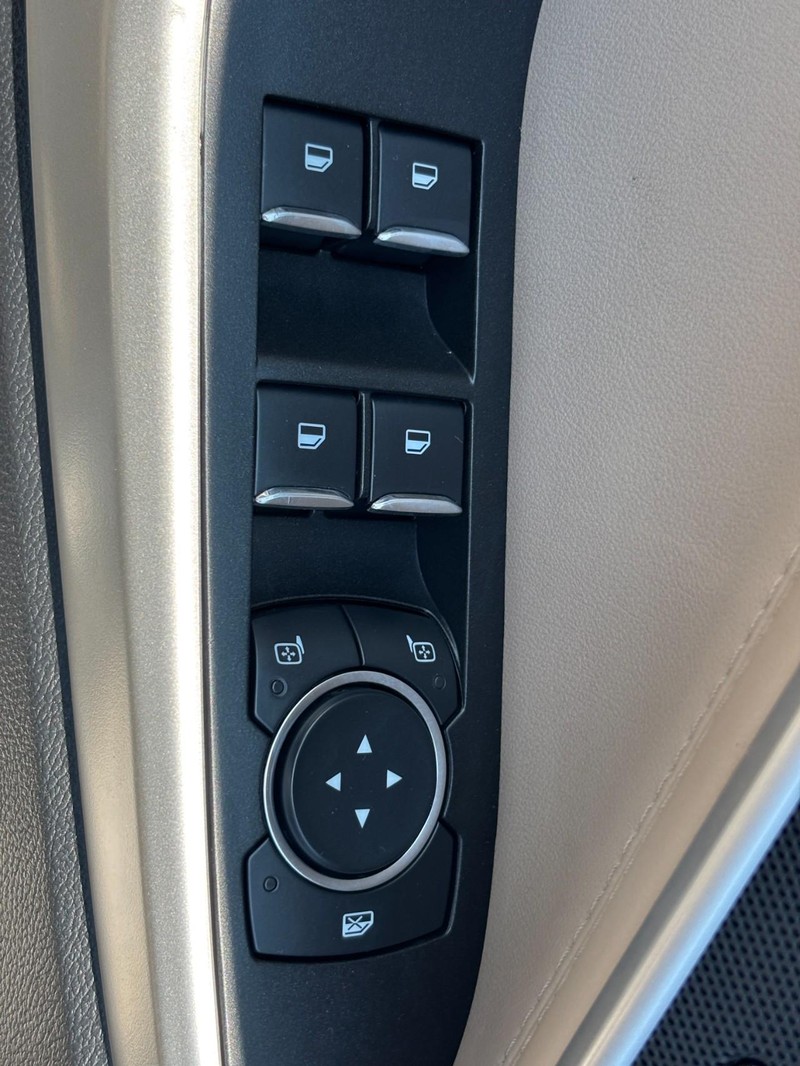Ford Explorer Vehicle Image 25