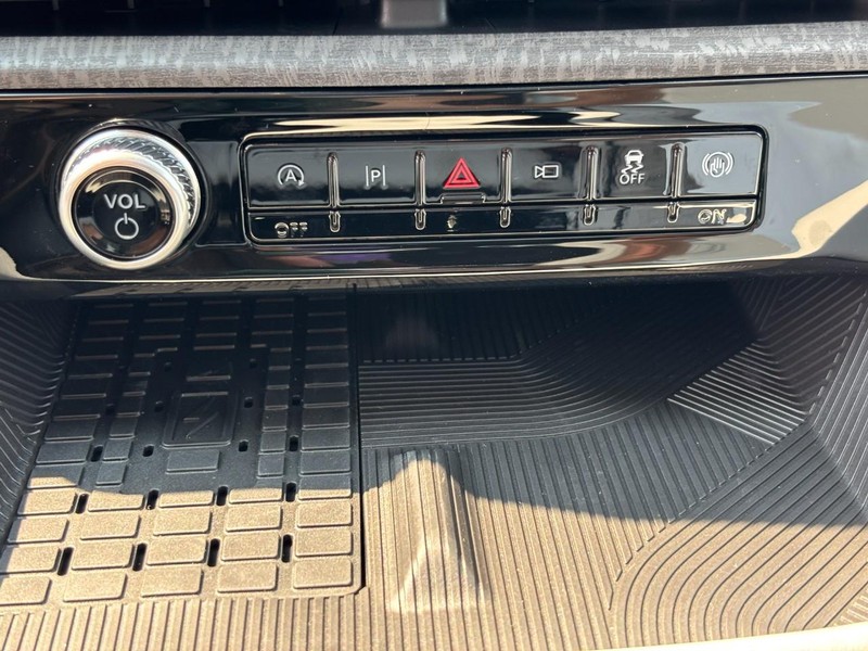Ford Explorer Vehicle Image 18