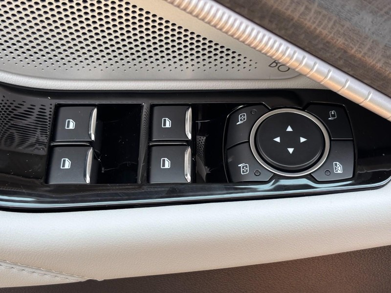 Ford Explorer Vehicle Image 19