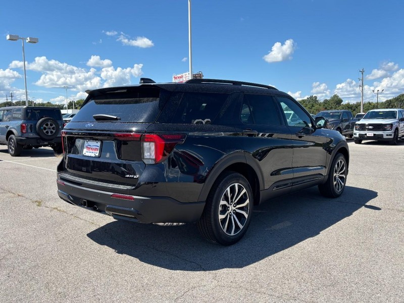 Ford Explorer Vehicle Image 03