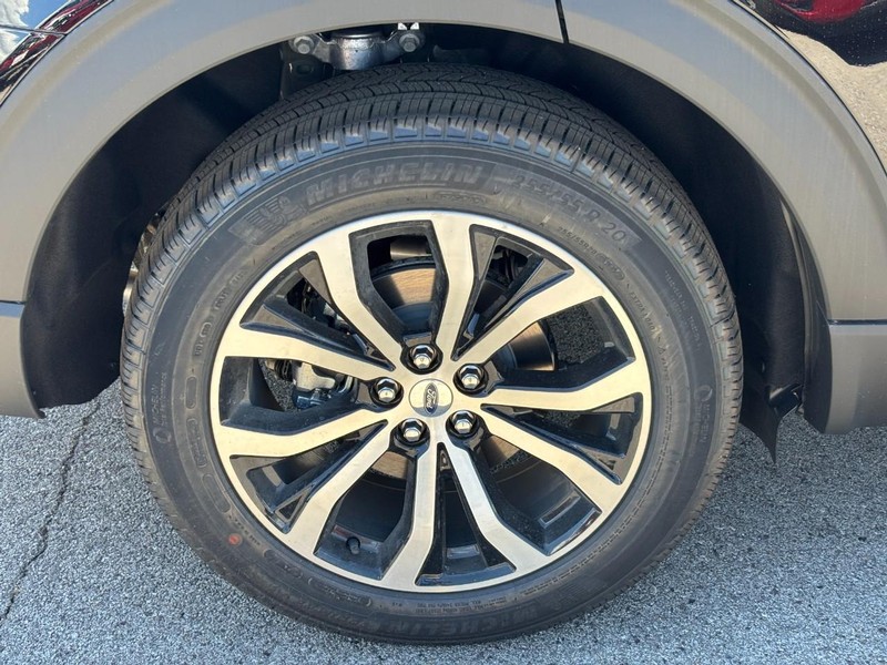 Ford Explorer Vehicle Image 04