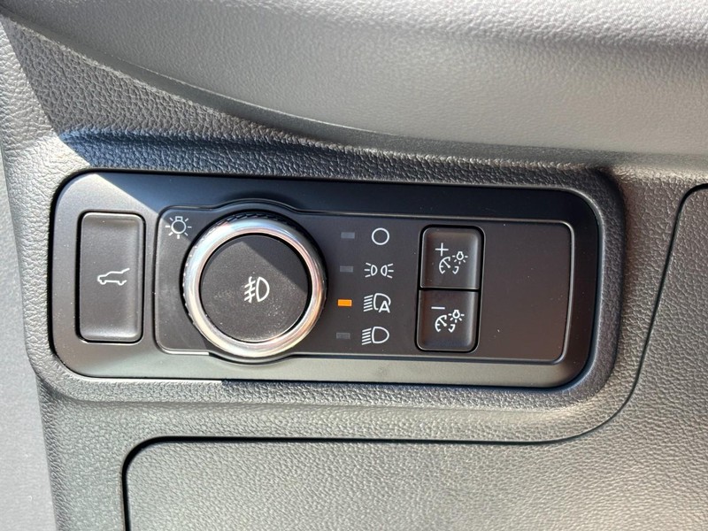 Ford Explorer Vehicle Image 12