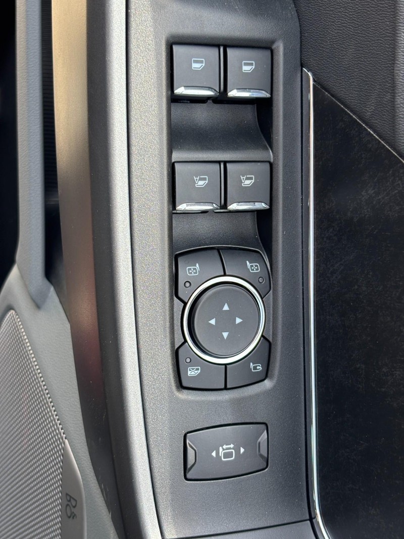 Ford Super Duty F-250 SRW Vehicle Image 21