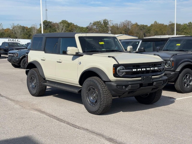 Ford Bronco Vehicle Full-screen Gallery Image 2