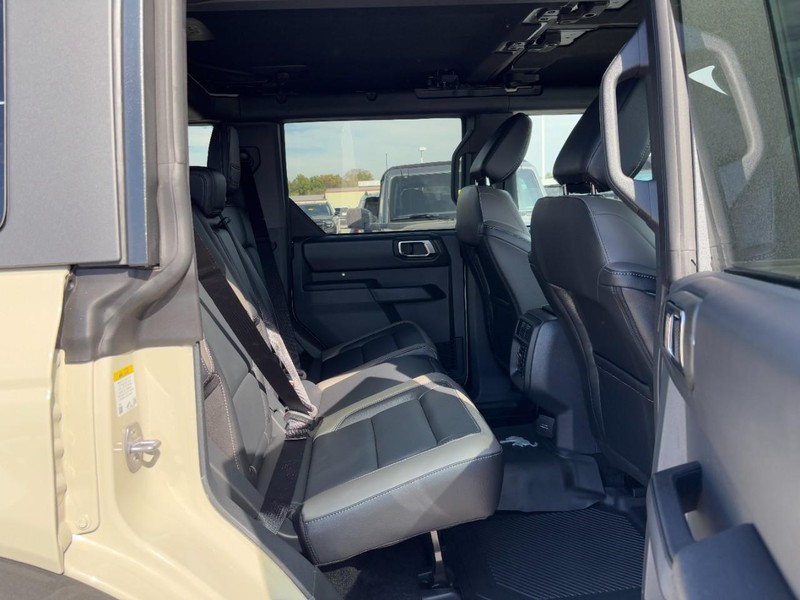 Ford Bronco Vehicle Full-screen Gallery Image 5