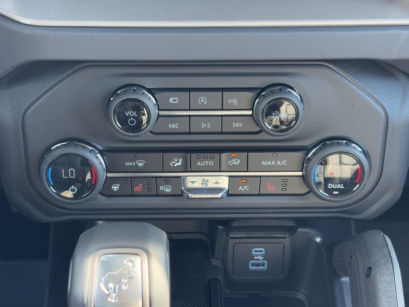 Ford Bronco Vehicle Full-screen Gallery Image 9