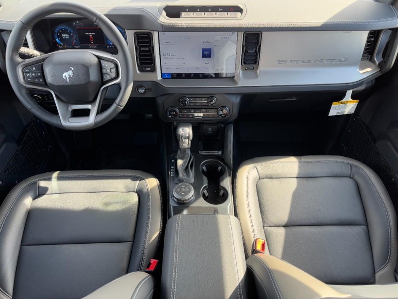 Ford Bronco Vehicle Full-screen Gallery Image 15