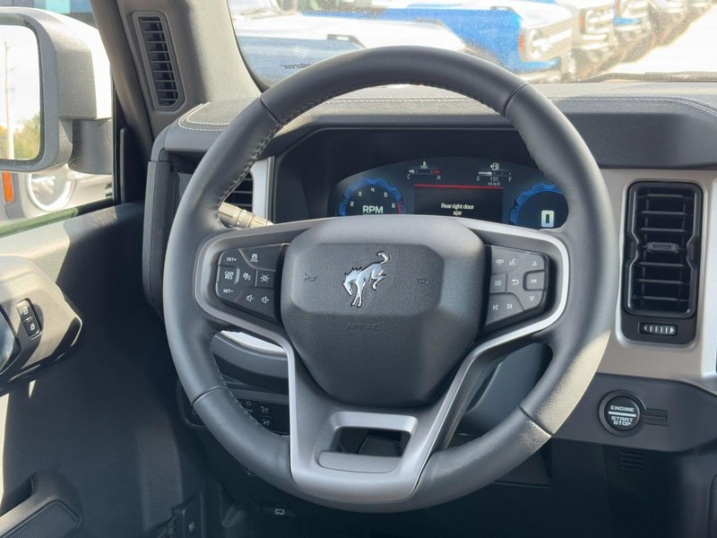 Ford Bronco Vehicle Full-screen Gallery Image 16