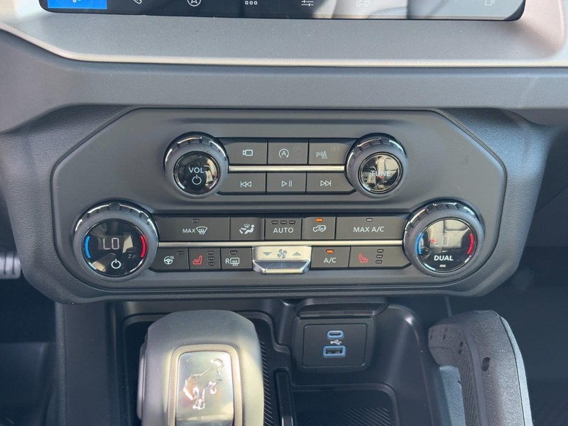 Ford Bronco Vehicle Full-screen Gallery Image 26