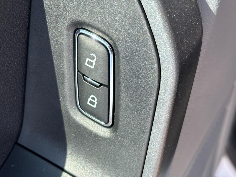 Ford Super Duty F-350 SRW Vehicle Image 21