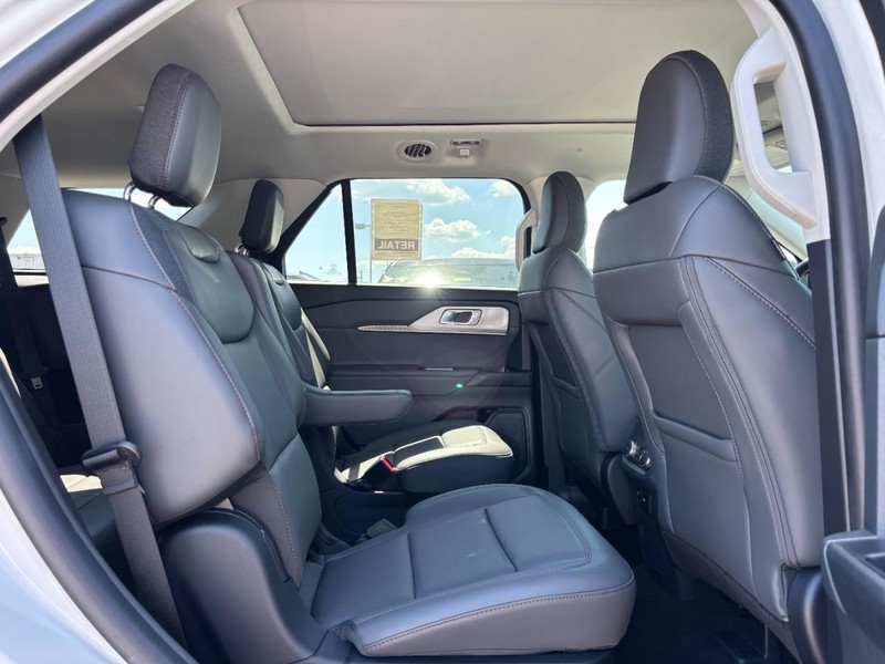 Ford Explorer Vehicle Image 05