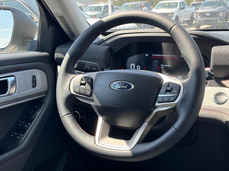 Ford Explorer Vehicle Image 08
