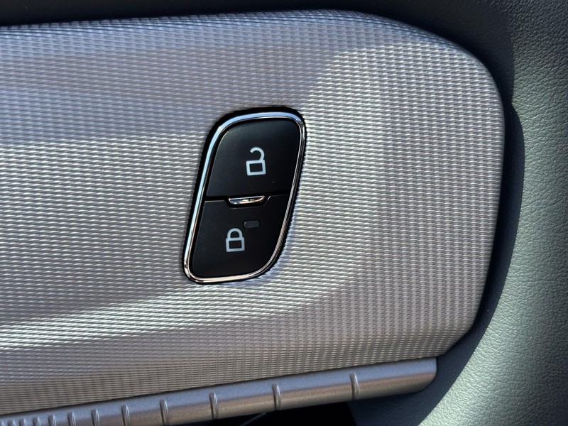 Ford Explorer Vehicle Image 21