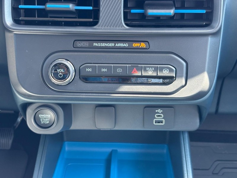 Ford Maverick Vehicle Image 09