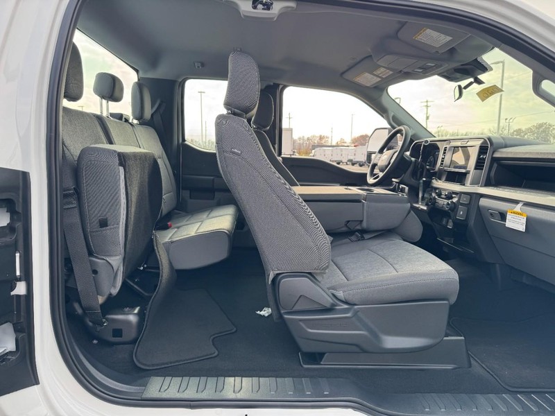 Ford Super Duty F-350 SRW Vehicle Image 06