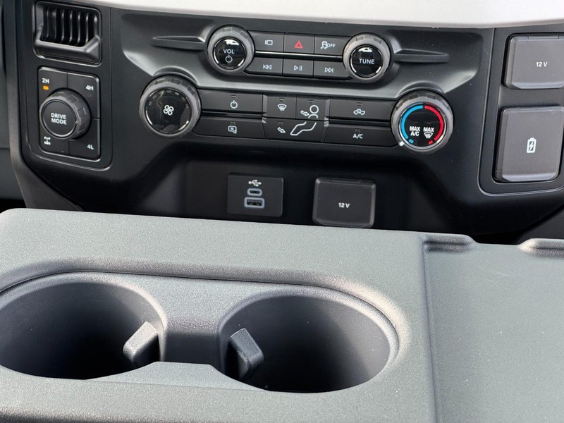 Ford Super Duty F-350 SRW Vehicle Image 10