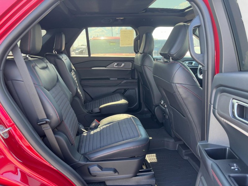 Ford Explorer Vehicle Full-screen Gallery Image 5