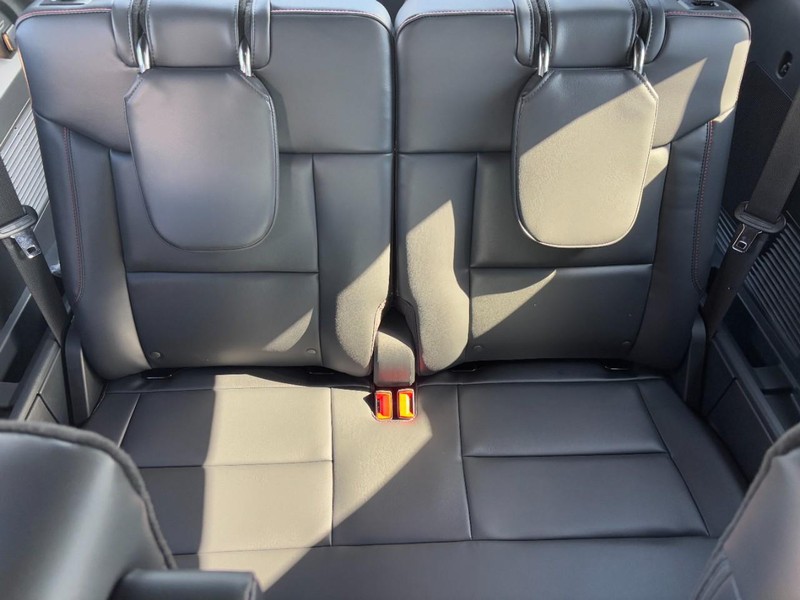 Ford Explorer Vehicle Full-screen Gallery Image 6