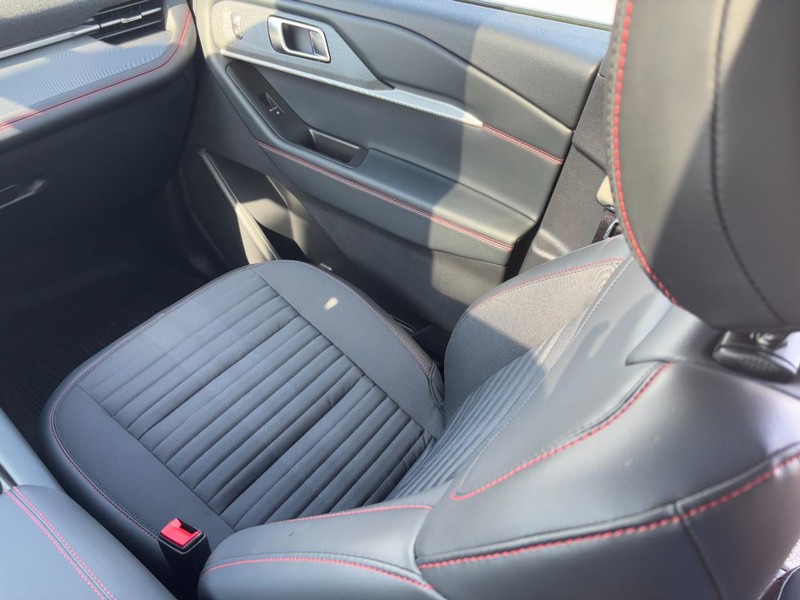 Ford Explorer Vehicle Full-screen Gallery Image 11