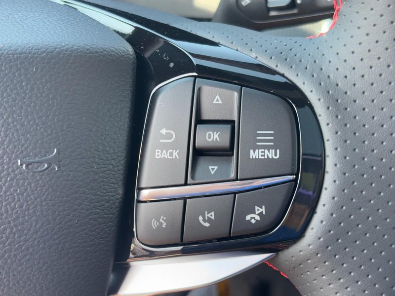 Ford Explorer Vehicle Full-screen Gallery Image 14