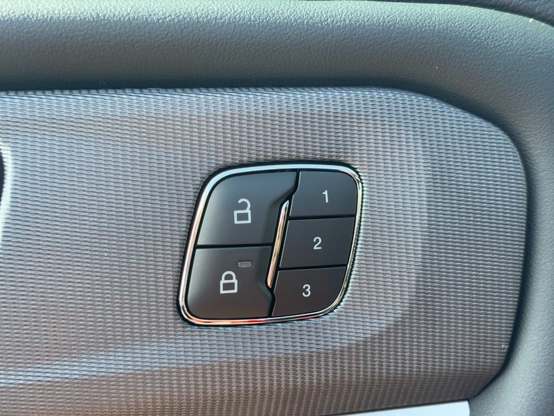 Ford Explorer Vehicle Full-screen Gallery Image 21