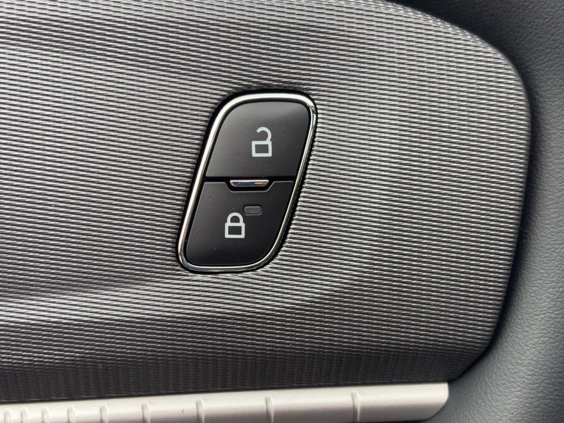Ford Explorer Vehicle Image 21