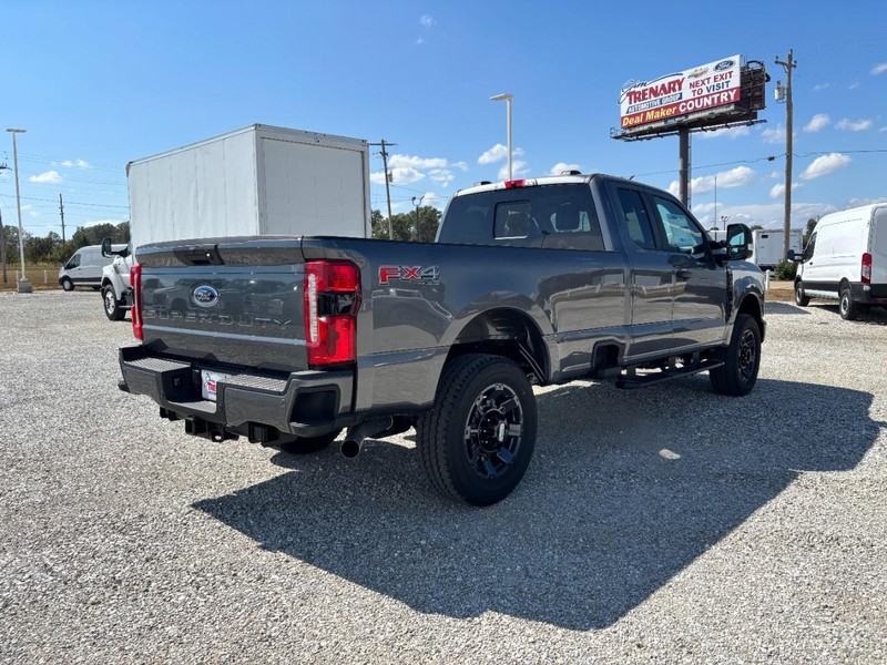 Ford Super Duty F-350 SRW Vehicle Full-screen Gallery Image 3