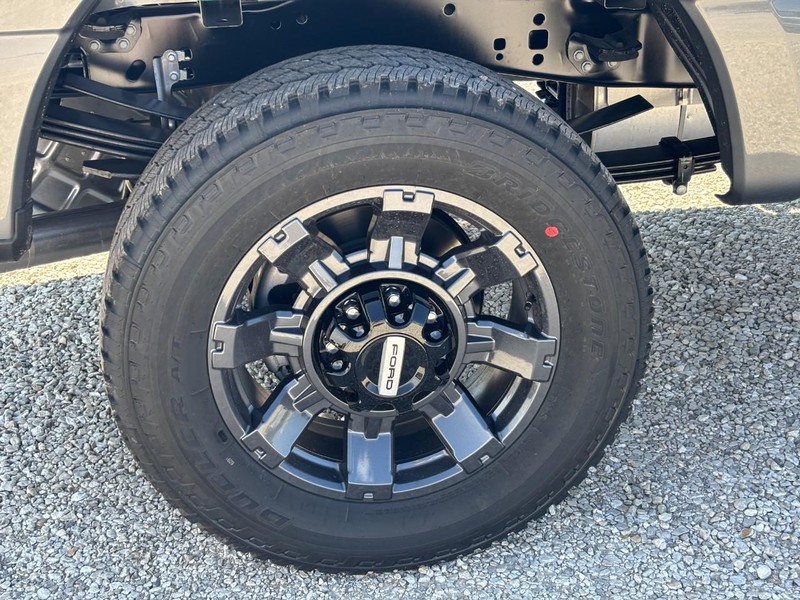 Ford Super Duty F-350 SRW Vehicle Full-screen Gallery Image 4