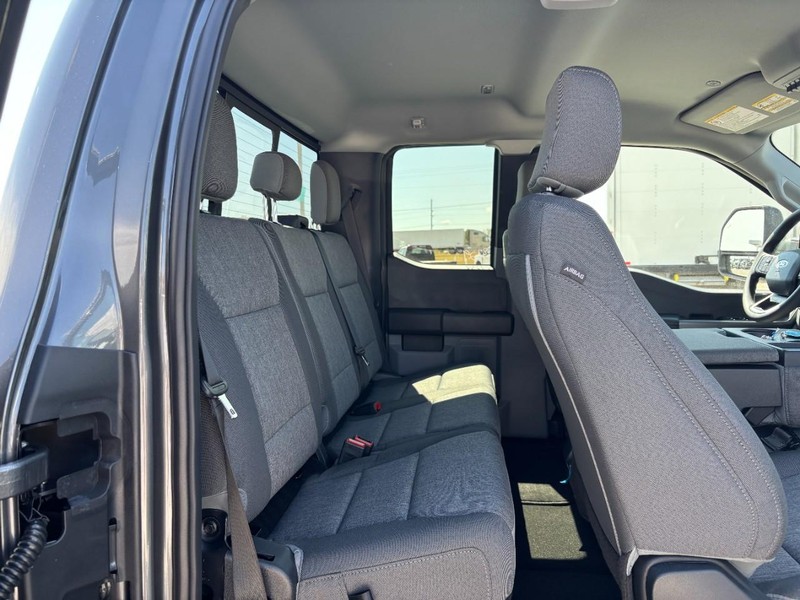 Ford Super Duty F-350 SRW Vehicle Full-screen Gallery Image 5