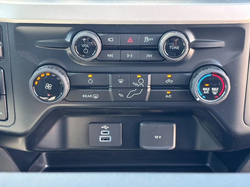 Ford Super Duty F-350 SRW Vehicle Full-screen Gallery Image 9