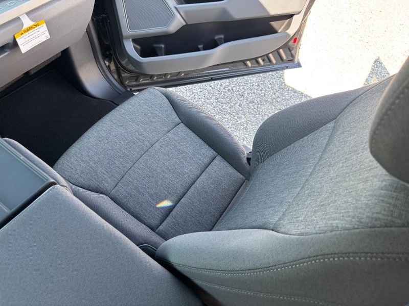 Ford Super Duty F-350 SRW Vehicle Full-screen Gallery Image 10