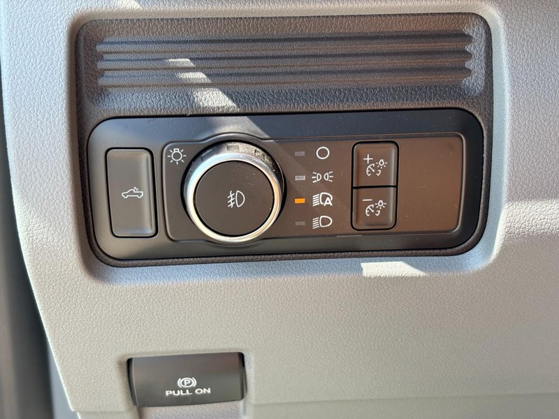 Ford Super Duty F-350 SRW Vehicle Full-screen Gallery Image 11