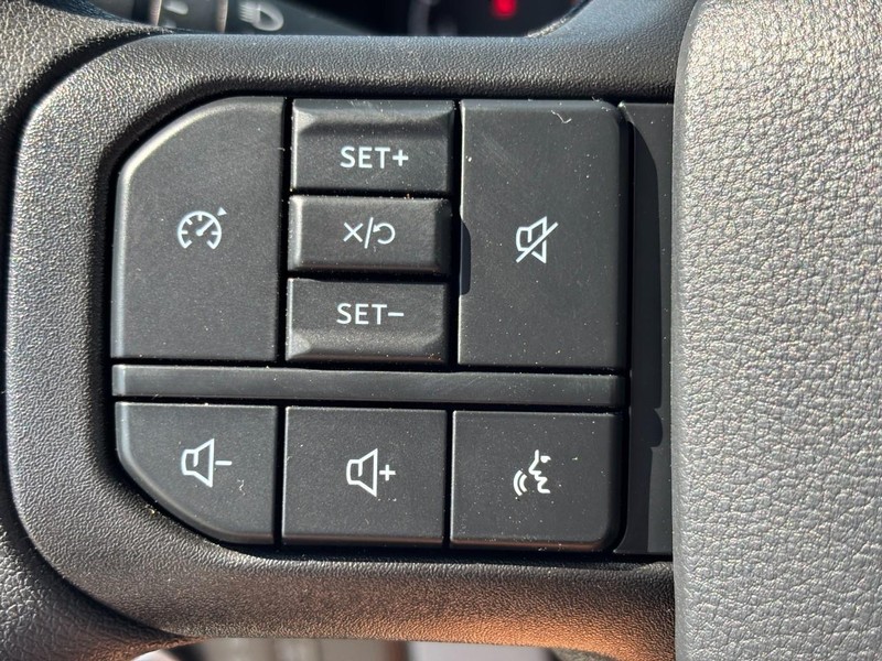 Ford Super Duty F-350 SRW Vehicle Full-screen Gallery Image 12