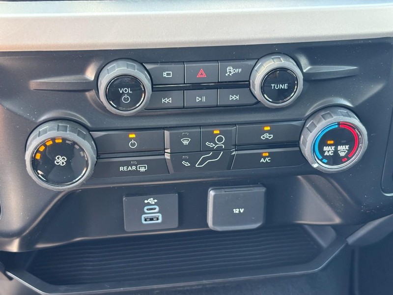 Ford Super Duty F-350 SRW Vehicle Full-screen Gallery Image 17