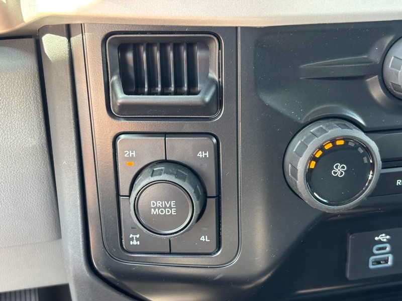 Ford Super Duty F-350 SRW Vehicle Full-screen Gallery Image 18