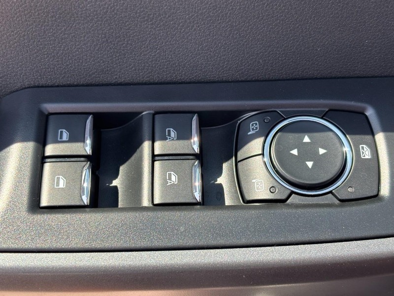 Ford Super Duty F-350 SRW Vehicle Full-screen Gallery Image 20