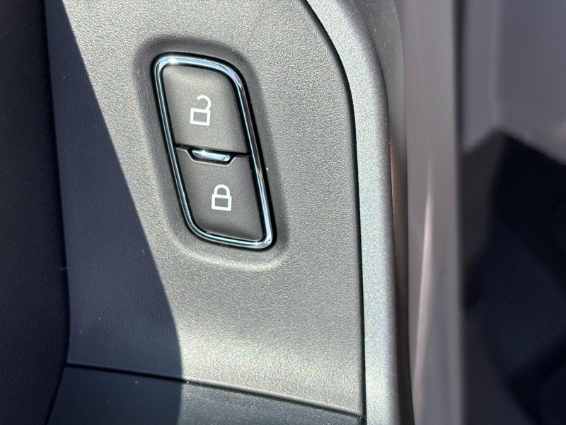 Ford Super Duty F-350 SRW Vehicle Full-screen Gallery Image 21