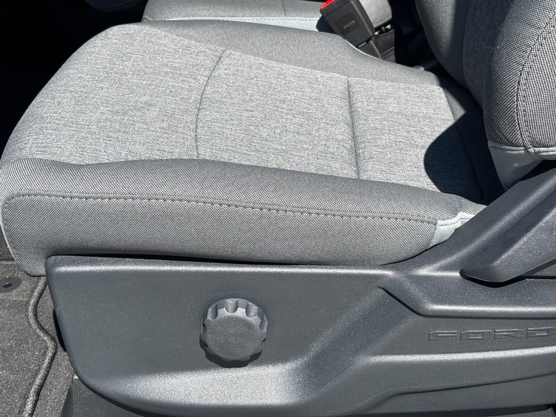 Ford Super Duty F-350 SRW Vehicle Full-screen Gallery Image 22