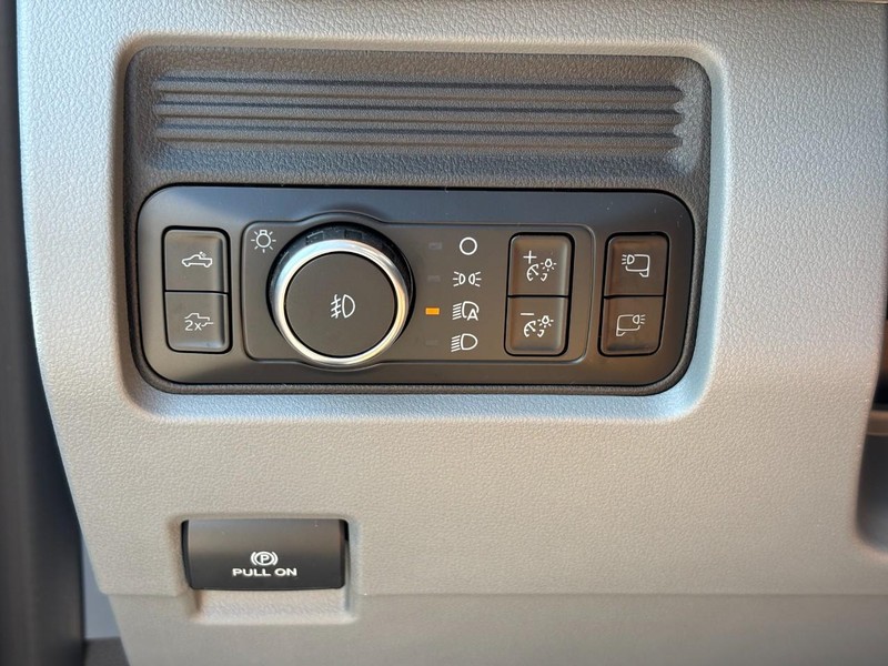 Ford Super Duty F-350 SRW Vehicle Image 11