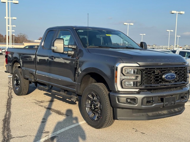 Ford Super Duty F-350 SRW Vehicle Image 02