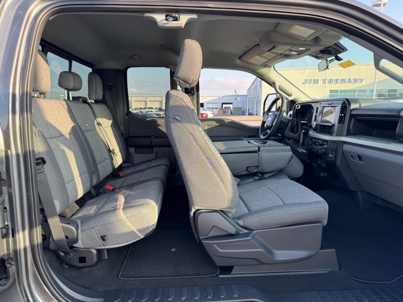 Ford Super Duty F-350 SRW Vehicle Image 06