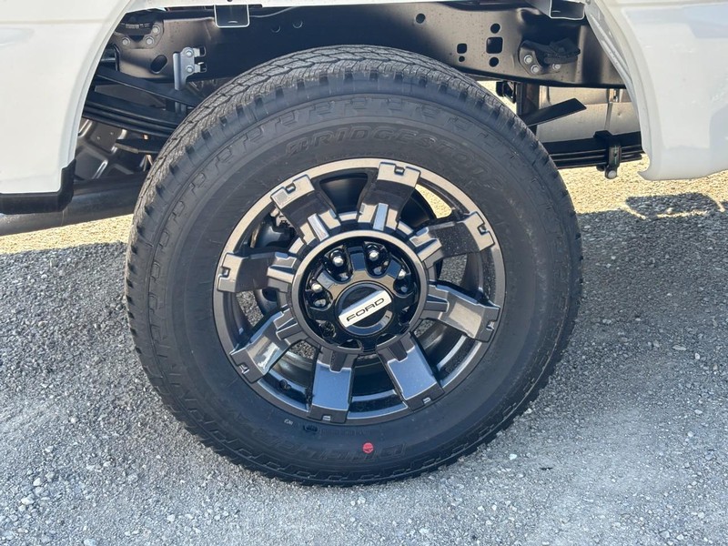 Ford Super Duty F-350 SRW Vehicle Image 04