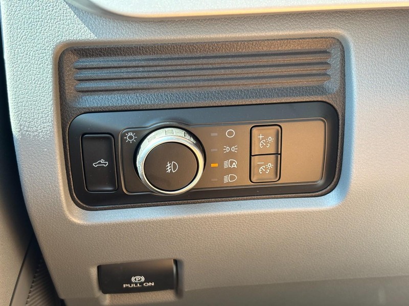 Ford Super Duty F-350 SRW Vehicle Image 11