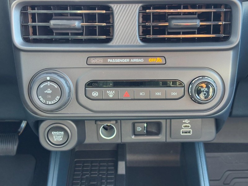 Ford Maverick Vehicle Image 09